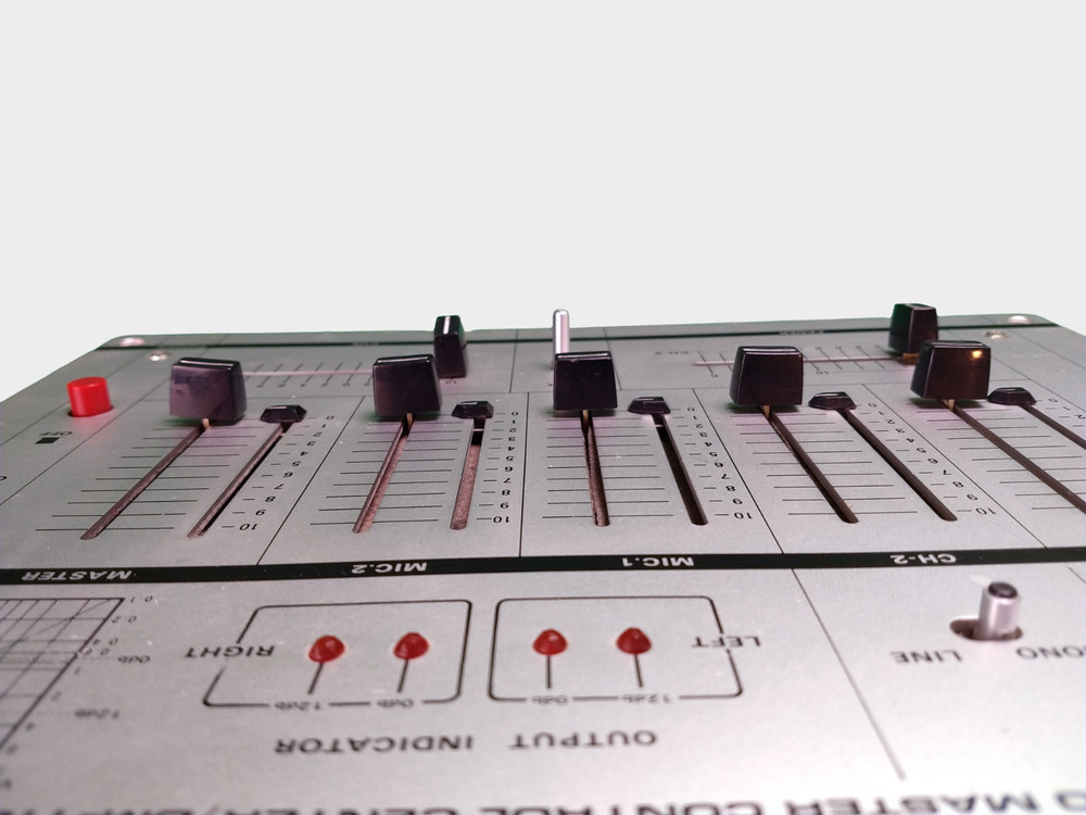 Numark Studio Master Control Center DM-1100 - powers on