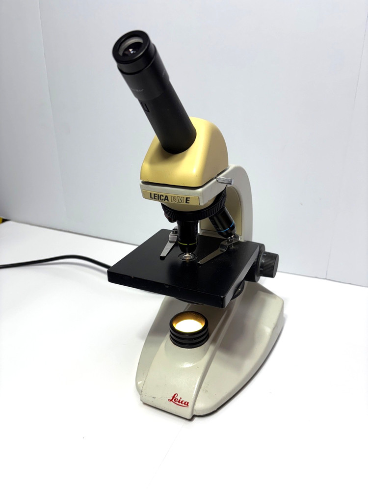 Genuine Leica BME microscope Lecia Microscope With 3 Objectives + Extras