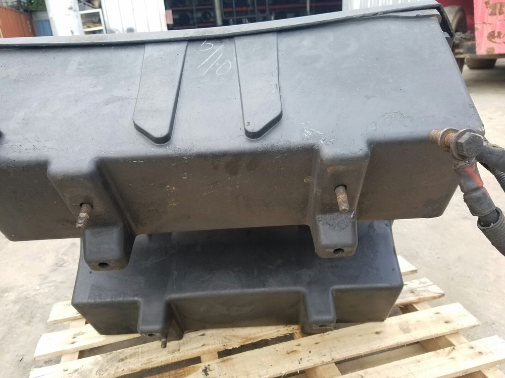 2001 FREIGHTLINER ST120 BATTERY BOX