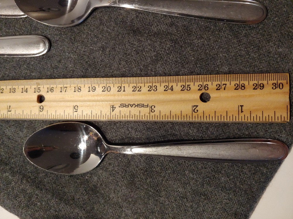 Oneida Peninsula Jordan Castle Flatware Service for 4. Used. 20 Pieces.