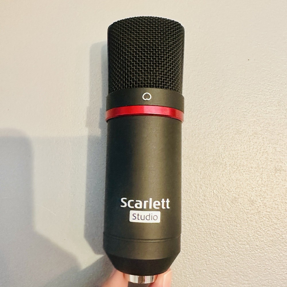 Focusrite Scarlett 2i2 Studio 2nd Gen USB Audio Interface w Microphone Full set