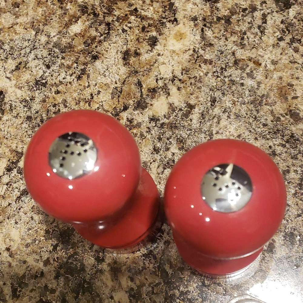 Red Manual Salt & Pepper Shaker Set Solid Plastic Metal Kitchen Tableware