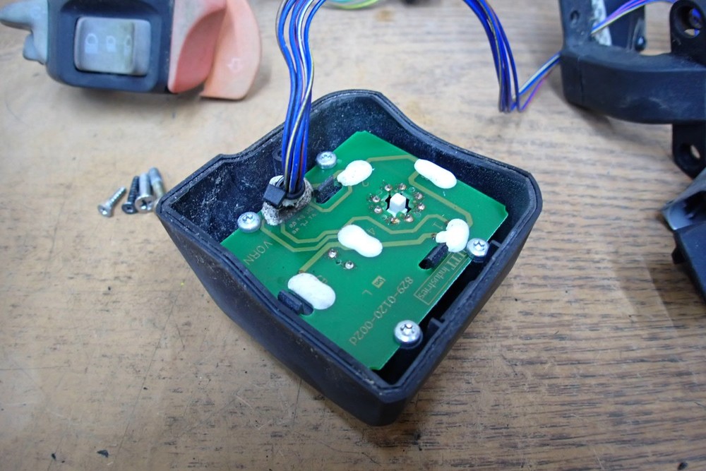 2003 BMW K1200LT LEFT HAND SWITCH CONTROL BUTTON