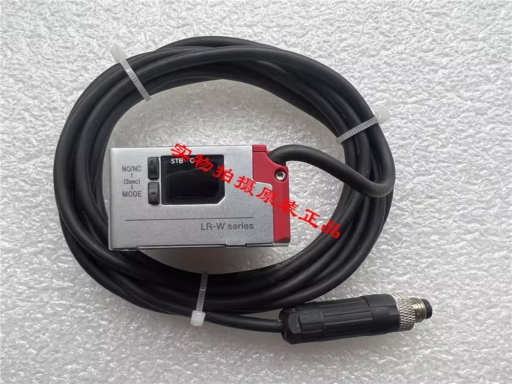 1Pcs Used KEYENCE sensor LR-W500