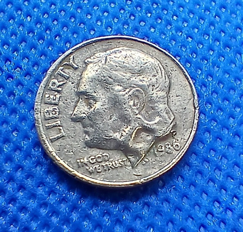 1 - 1986P Roosevelt Dime. Features various errors front and back.