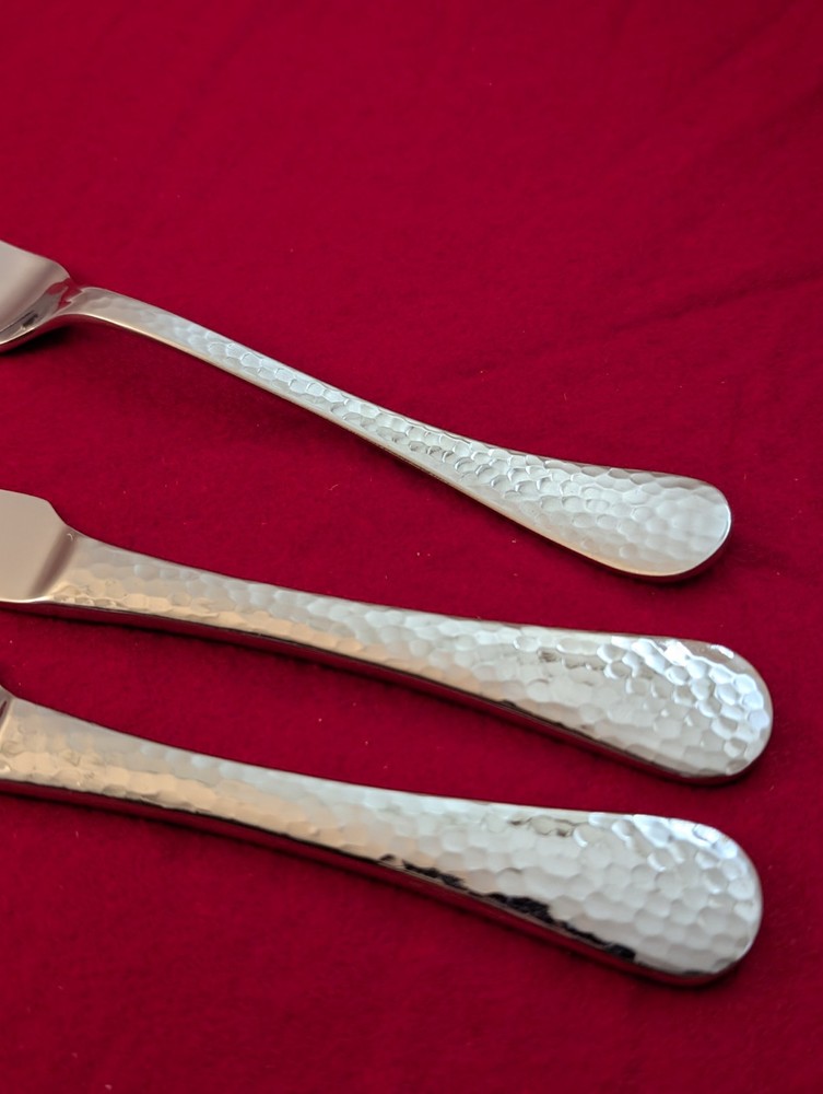 Unmarked Hammered Glossy Stainless 2-Dinner Knives, 1-Dinner Fork Silverware