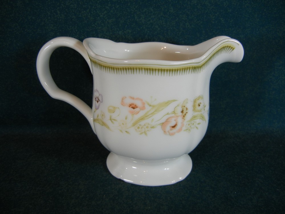 Mikasa Petite L9313 Creamer