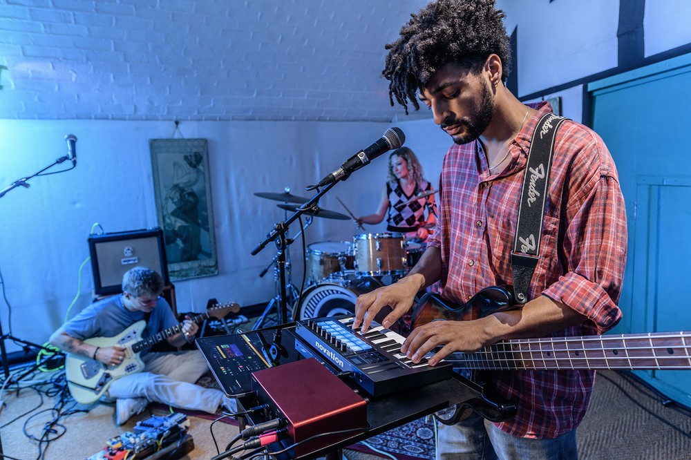 Novation LAUNCHKEY MINI 25 MK4 25-key MIDI Ableton Keyboard Controller+Bench