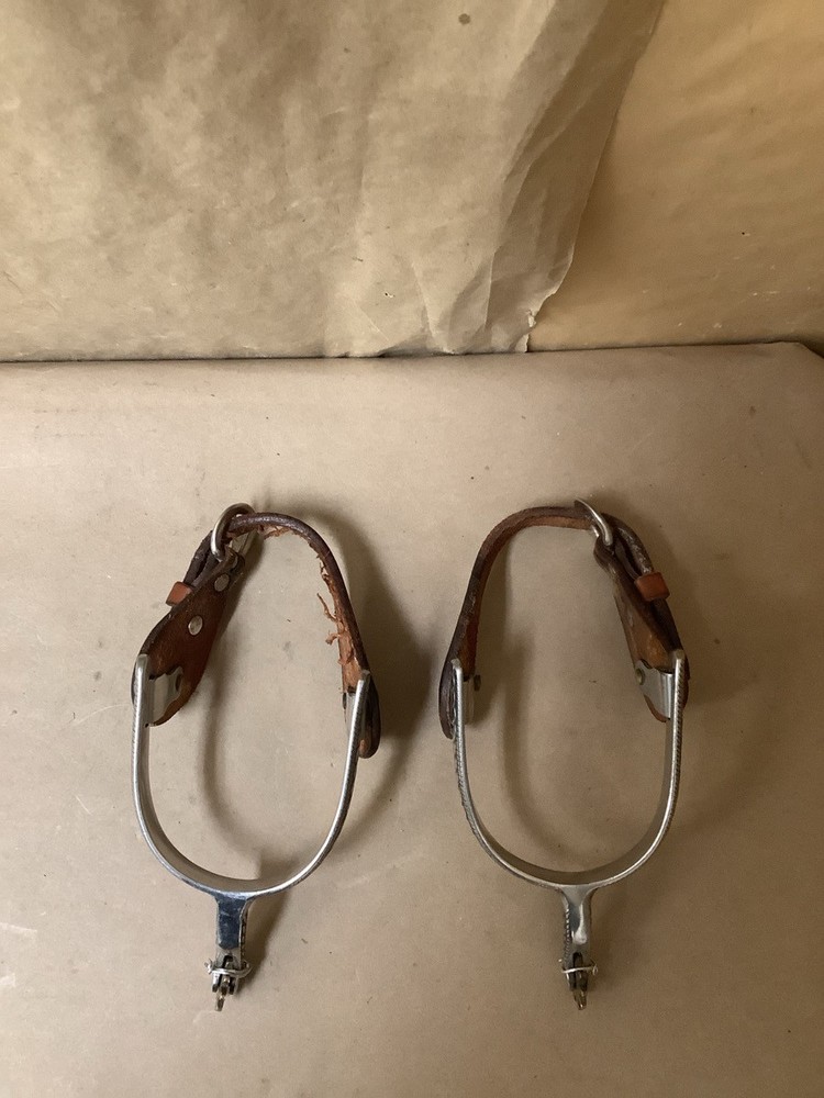 PAIR SPURS & BROWN LEATHER (G29012424)