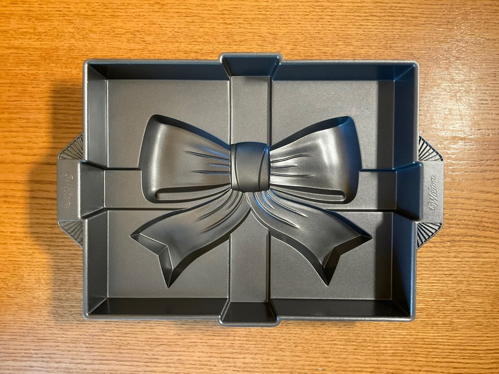 Wilton Gift With Bow Cake Pan