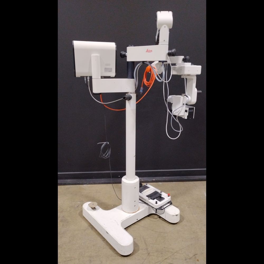Leica M690 Surgical Microscope with Binoculars and Footswitch