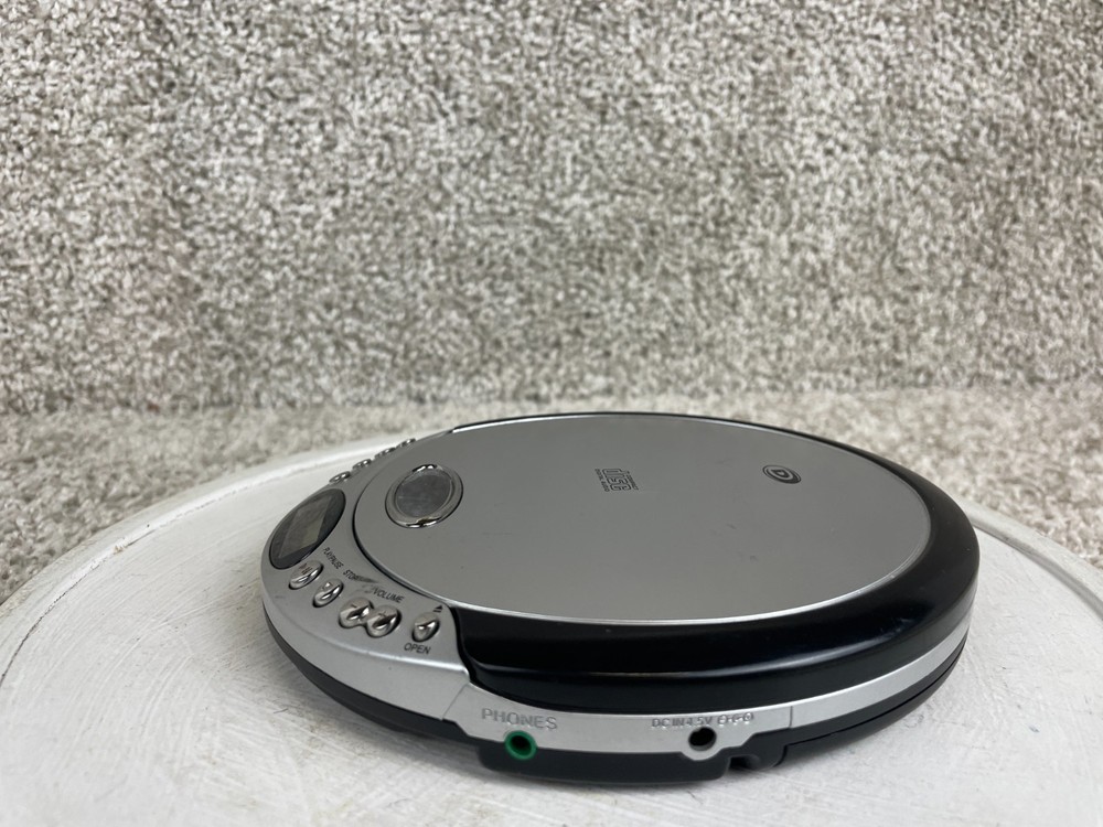 Durabrand Fully Programmable Personal CD Player CD-566 2007 Silver Parts Only