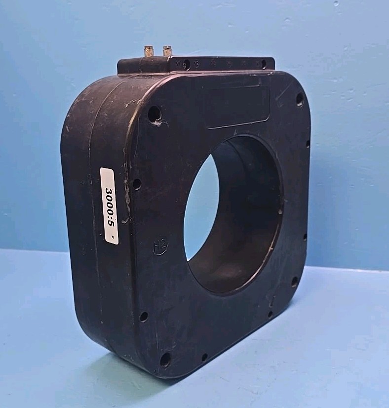 Square D 152R-302 3000:5 600V Current Transformer