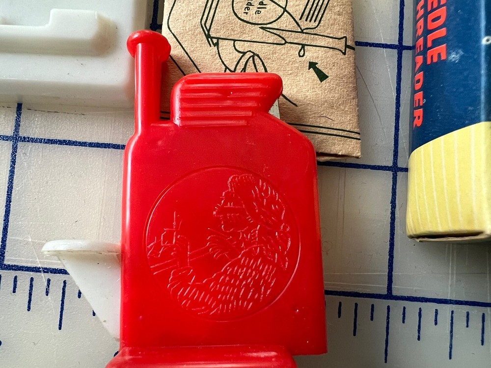 VINTAGE 1970'S AUTOMATIC NEEDLE THREADER W/ THREAD CUTTER - NEW IN BOX