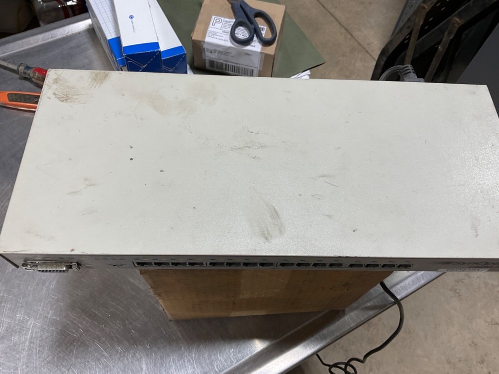 SYN OPTICS Lattis Hub 2803 Network Hub 16 USED