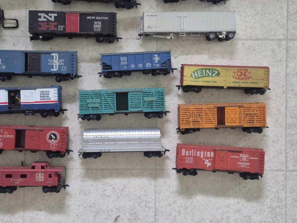 HO Scale Assorted Rolling Stock Cars Lot