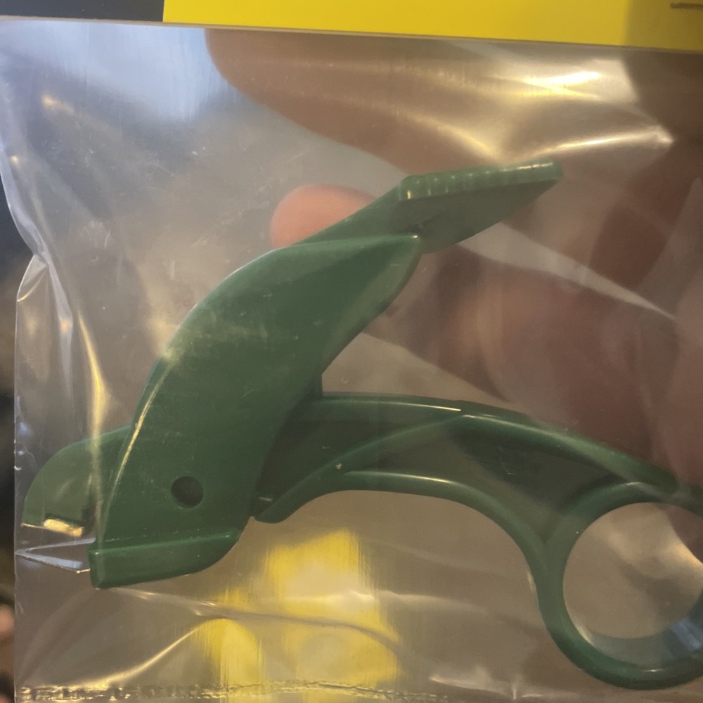 Staple Shark Staple Remover Galiot Green