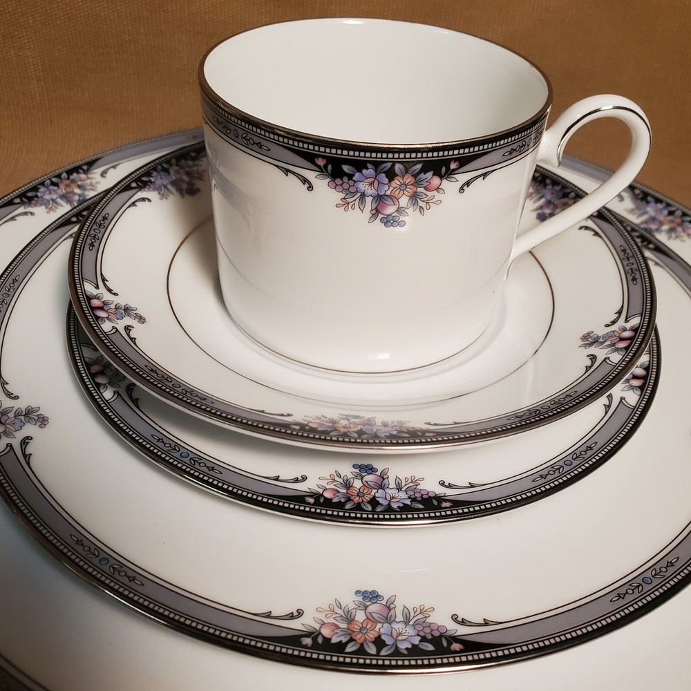 Noritake SQUIREWOOD - 5 Piece Settings - Excellent Used Condition