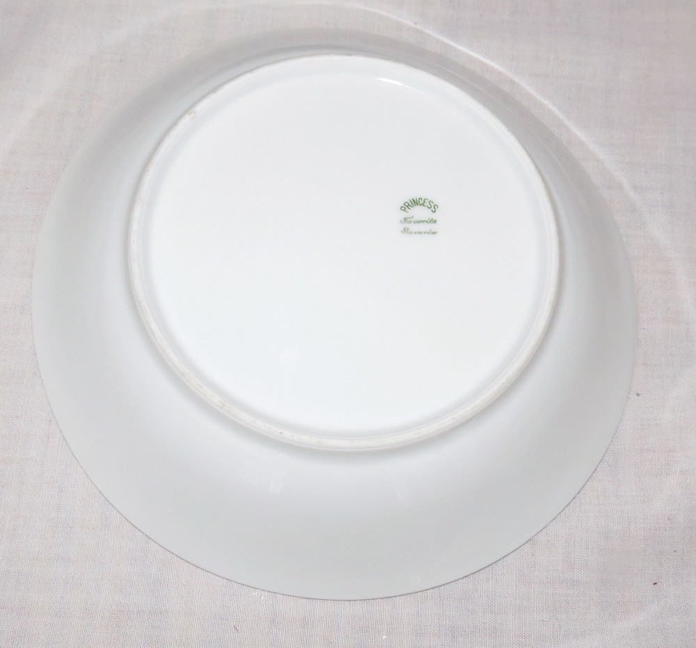 Hutschenreuther pattern HUT455 Eight-piece Place setting: Plates Ramekin Bowl +