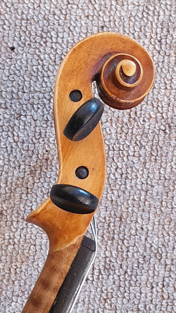 Beautiful old 3/4 Violin with a beautiful flamed back!