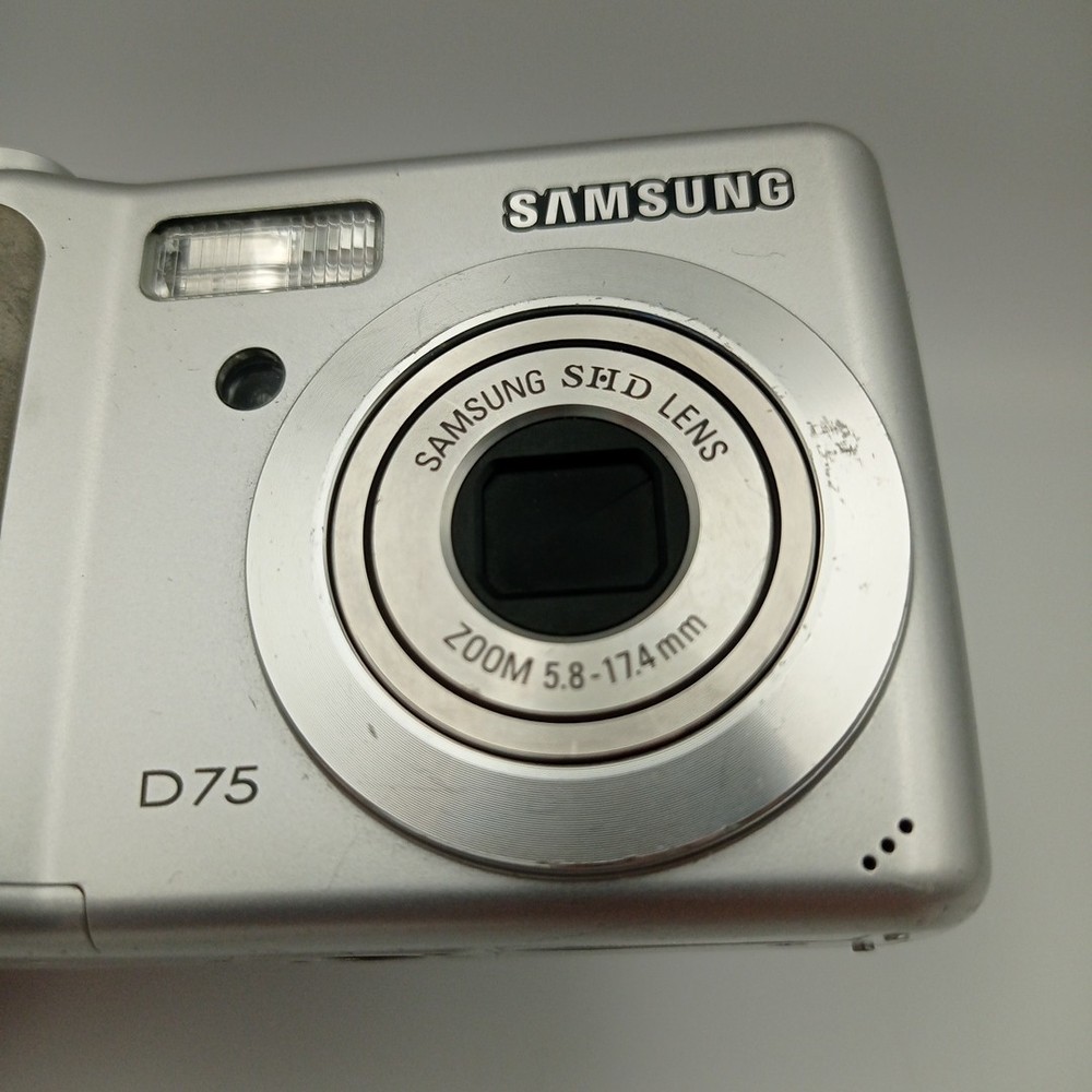 Samsung Digimax D75 7.2MP Compact Digital Camera Silver - Powers Off Randomly