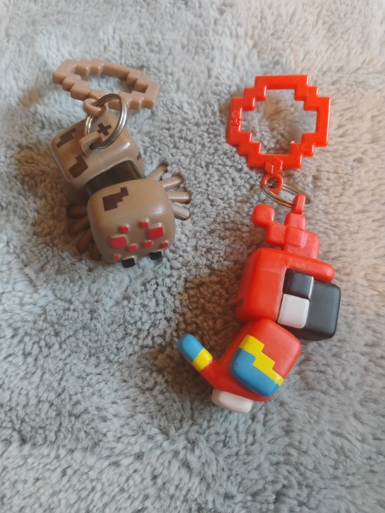 2 Minecraft Series Backpack Hanger Clips Parrot & Spider