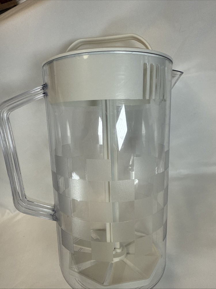Pampered Chef Quick Stir 2 Quart Clear Pitcher Checker Board Pattern  White Lid