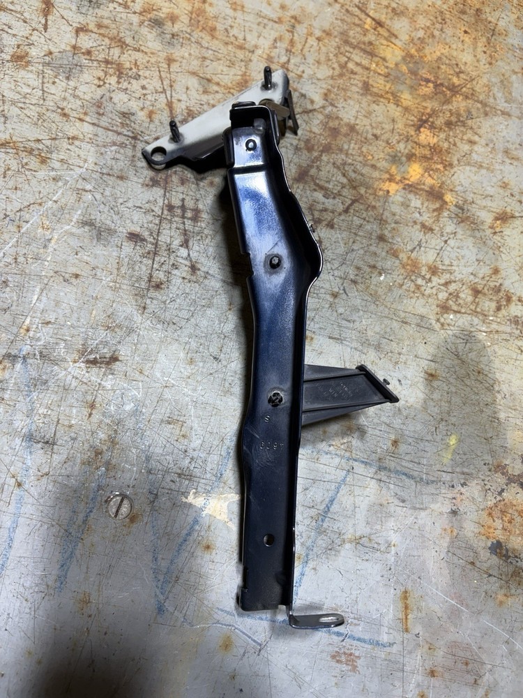 2010 AUDI A4 LEFT FENDER SUPPORT BRACKET 8K0821135C