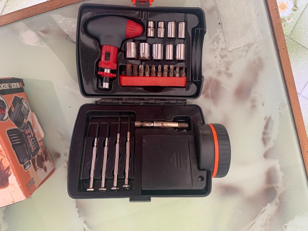 BLACK & DECKER TOOL KIT WITH BATTERY