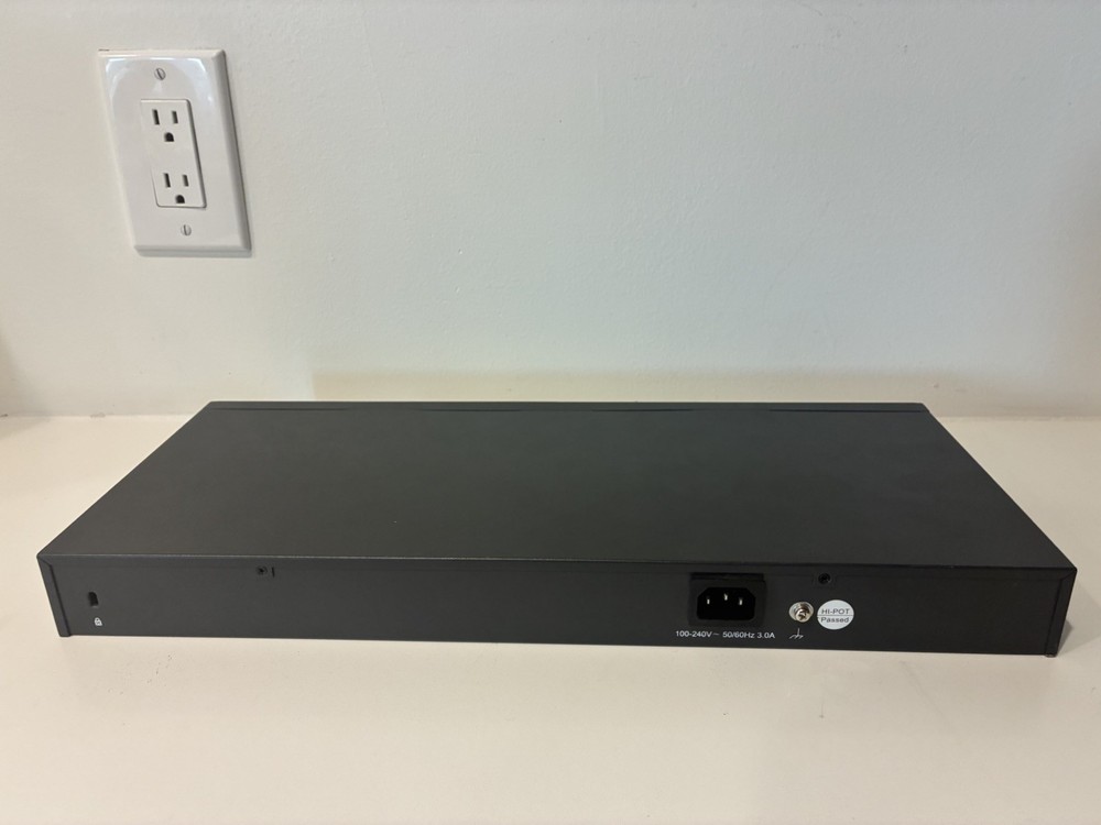 TP-LINK T1500-28PCT with power supply