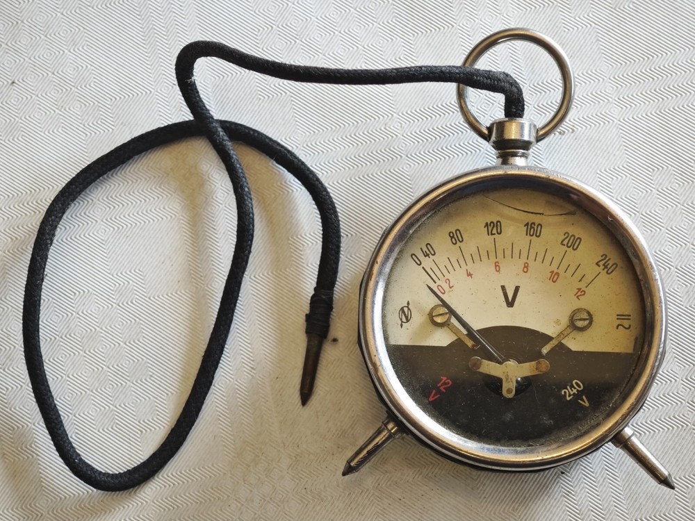 ORIGINAL WWII German Bakelite Battery Tester Voltmeter