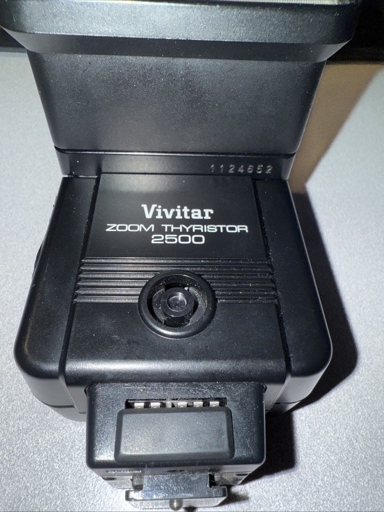 Vivitar Zoom Thyristor 2500 Universal Mount With removable diffuser FREE SHIP