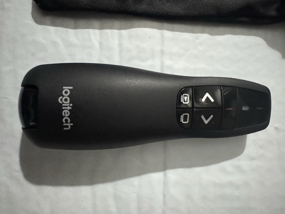 Logitech R400 Wireless Laser Pointer Presentation Remote with USB & Case Black