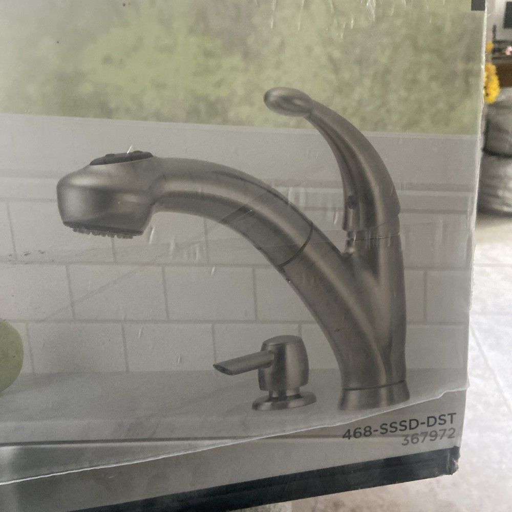 Delta Kitchen Cicero Single-Handle Pull-Out Sprayer Kitchen Faucet in Chrome wit