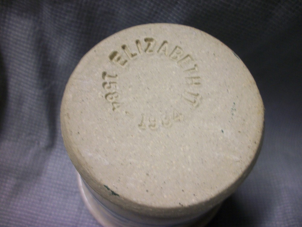 ELIZABETH II 1584- 1984 POTTERY VASE
