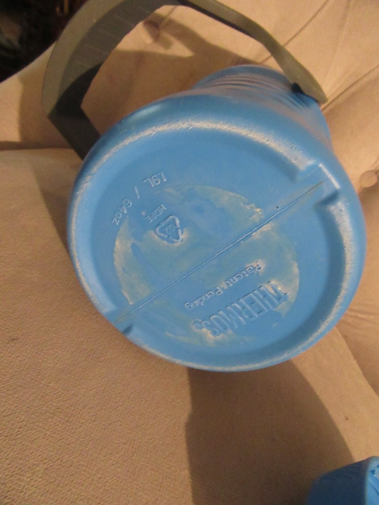 Blue Under Armor 64 Ounce Thermos in Really Nice Shape!