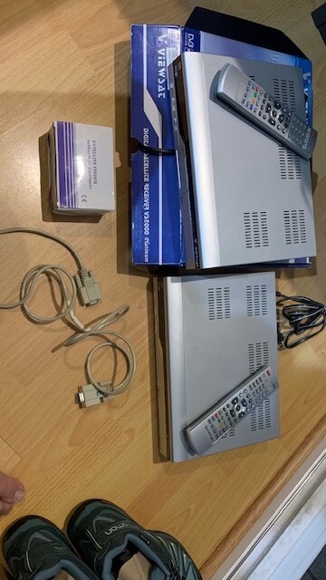 2 Viewsat VS2000 Platinum + Null Cable and Satellite Finder 