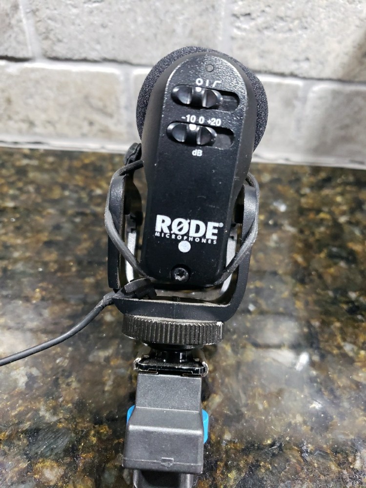 RODE - VIDEOMIC PRO Shotgun Microphone W/ Camera Shock Mount