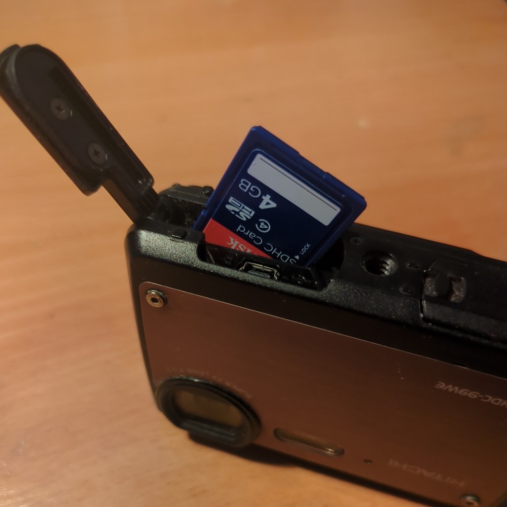 Hitachi HDC-99WE 9.0MP Digital Camera (Tested Working)