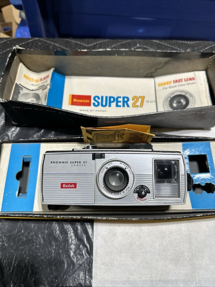 Several Vintage Cameras And Flash Bulbs, Read Full Description