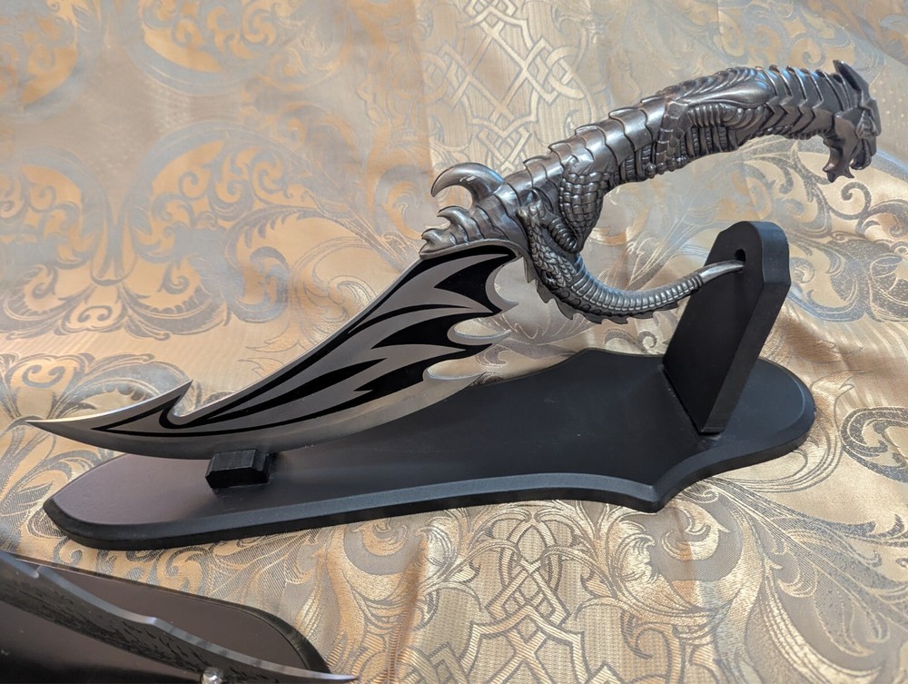 Set of 2 Etched Dragon Dagger with Decorative Stand