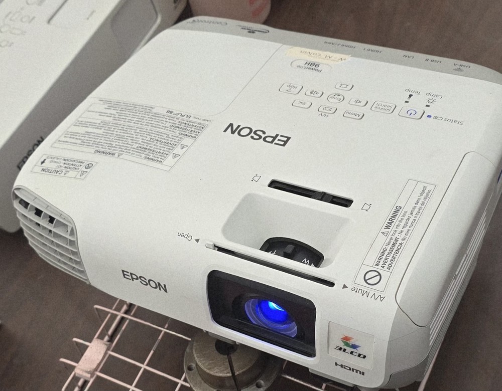 EPSON PowerLite 98H H687A LCD Projector
