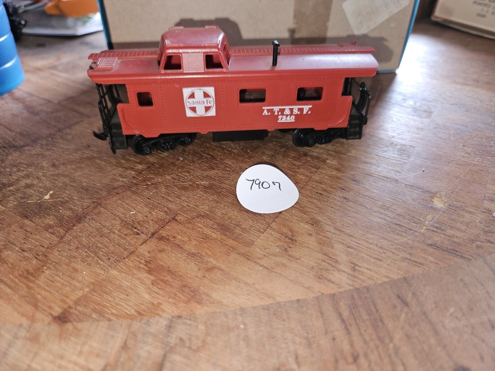 7240 ATSF RED CABOOSE, EXCELLENT CONDITION