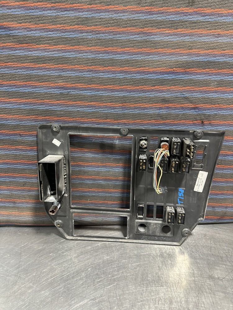 Mack CXU613 SWITCH PANEL Dash Panel - Used | P/N 84MT5102M