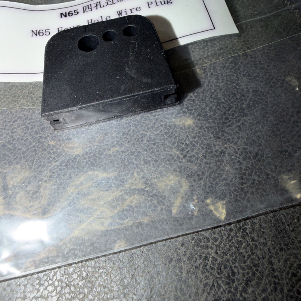 NAVEE N65 FOUR HOLE WIRE PLUG 40020100000079