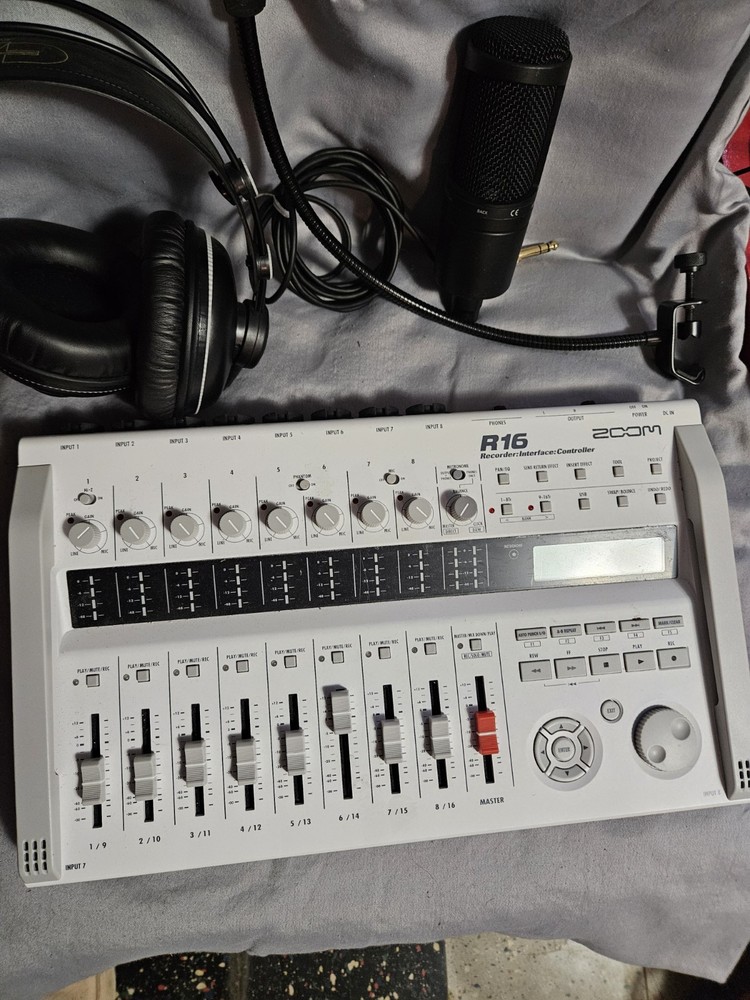 Zoom R16 Digital Recorder Interface Controller w/ Headphones, Microphone