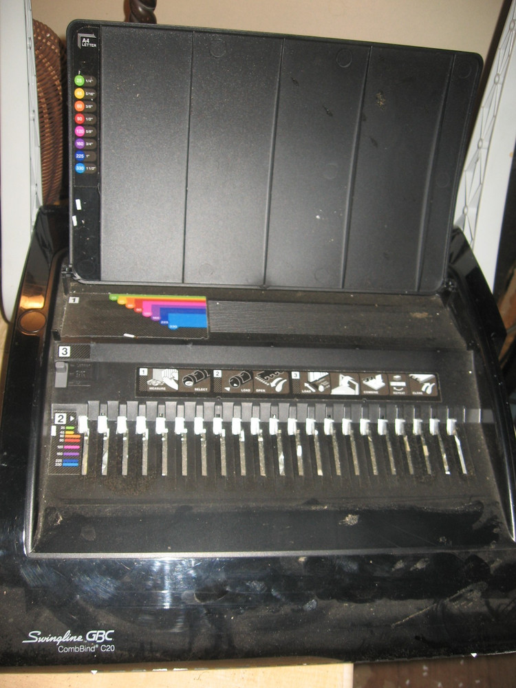 Swingline GBC CombBind C20 Binding Machine  with some combs Works Great