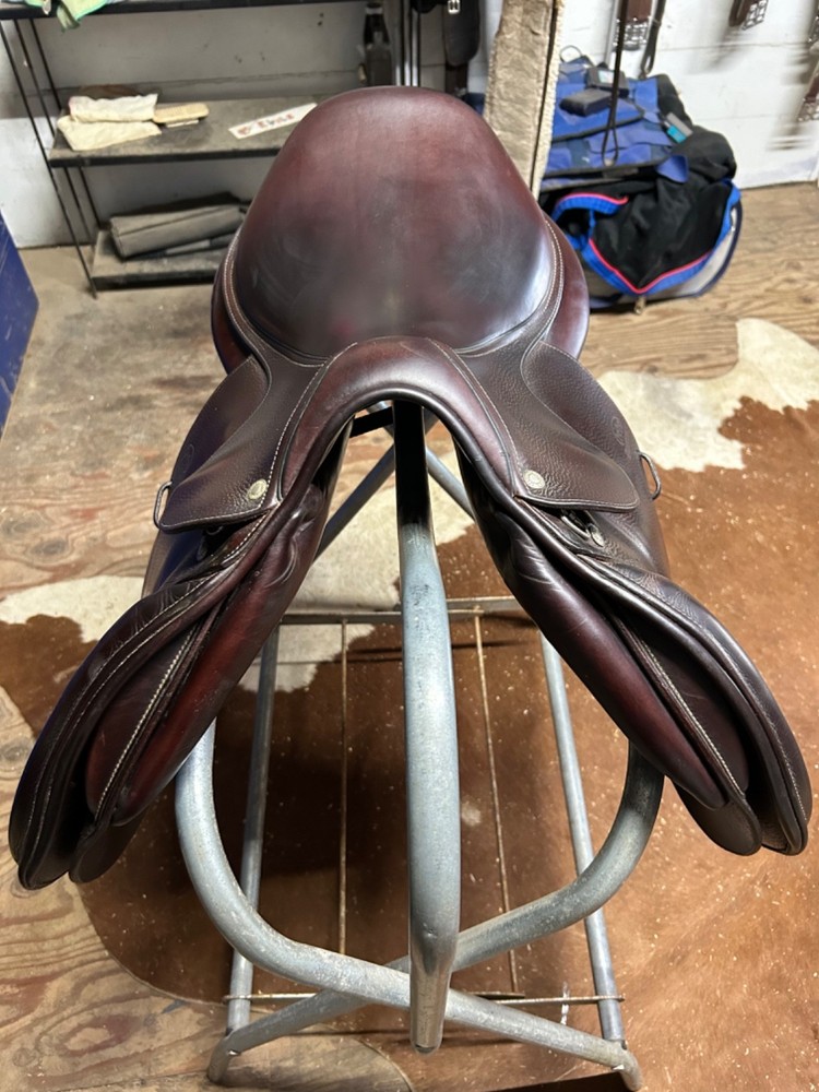 Devoucoux saddle 17.5 seat 2A flap normal tree