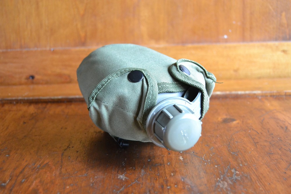 Army Canteen with Canvas Carrying Case Pristine