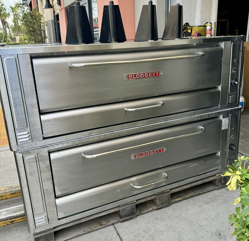 Blodgett 1060 Double Stack Pizza Oven. Reconditioned Comes With New Stones